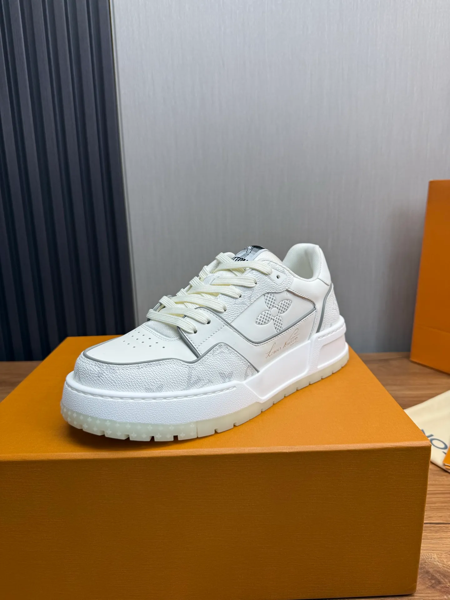 Men's shoes 💰860💰 LV. High version counters are on sale at the same time ⬆️ Men's new sneakers 🔥 The uppers are imported cowhide; "High-end, high-end, classy, ​​noble" workmanship is exquisite (original cowhide is used inside), soles: Original outsole specially provided by the original factory, taken in real life 🎬. Yardage: 38-44. (38.45 can be customized)